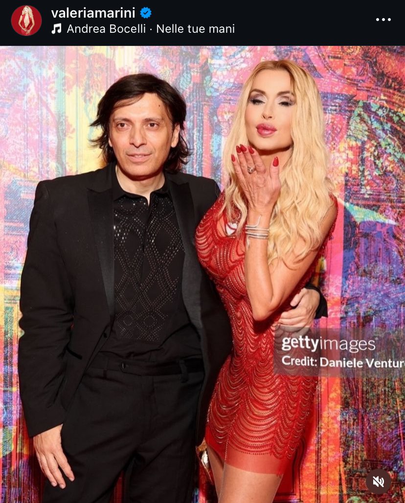 jadestuxedo's tweet photo. per me è Valeria Marini che per dimagrirsi nelle foto che posta su Instagram sforma e fa ingrassare gli altri con assoluta nonchalance 😭😭😭 https://t.co/s9JJk4xPLS