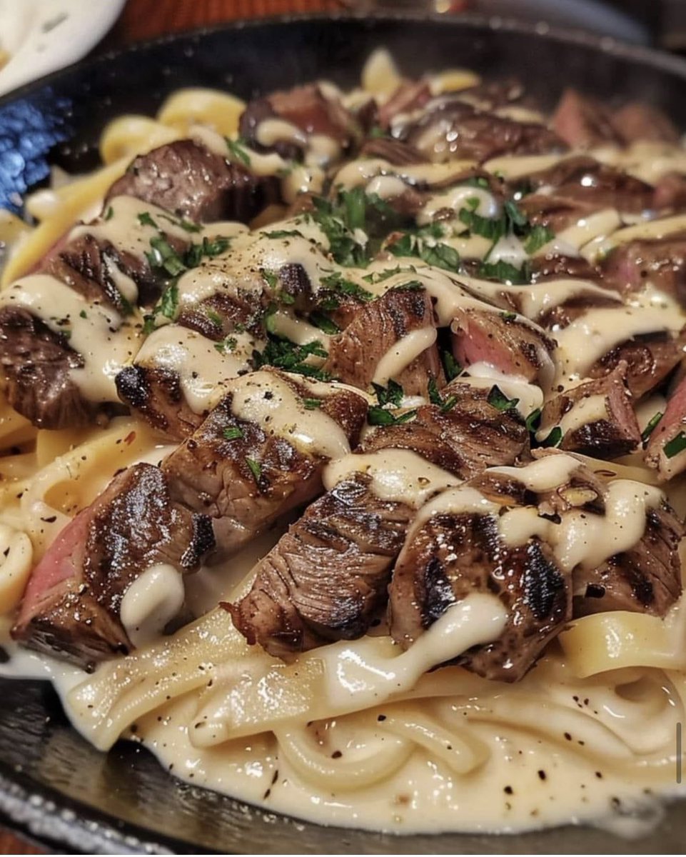FoodPleaser's tweet photo. Steak Alfredo 🍝 🥩💛 https://t.co/kv4stmpsds