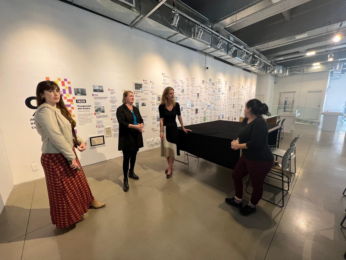 Felicitaciones a la directora de Anip <a href="/melisaesposit20/">Melisa Espósito</a> y su equipo Camila Díaz, coordinadora de Prensa y Medios de la <a href="/usembassyMVD/">U.S. Embassy Uruguay</a>. En la foto, junto a la experta Lorena Ramírez López, docente del taller de Archivo Comunitario, que se impartirá del 23 al 25 de octubre en ANIP.