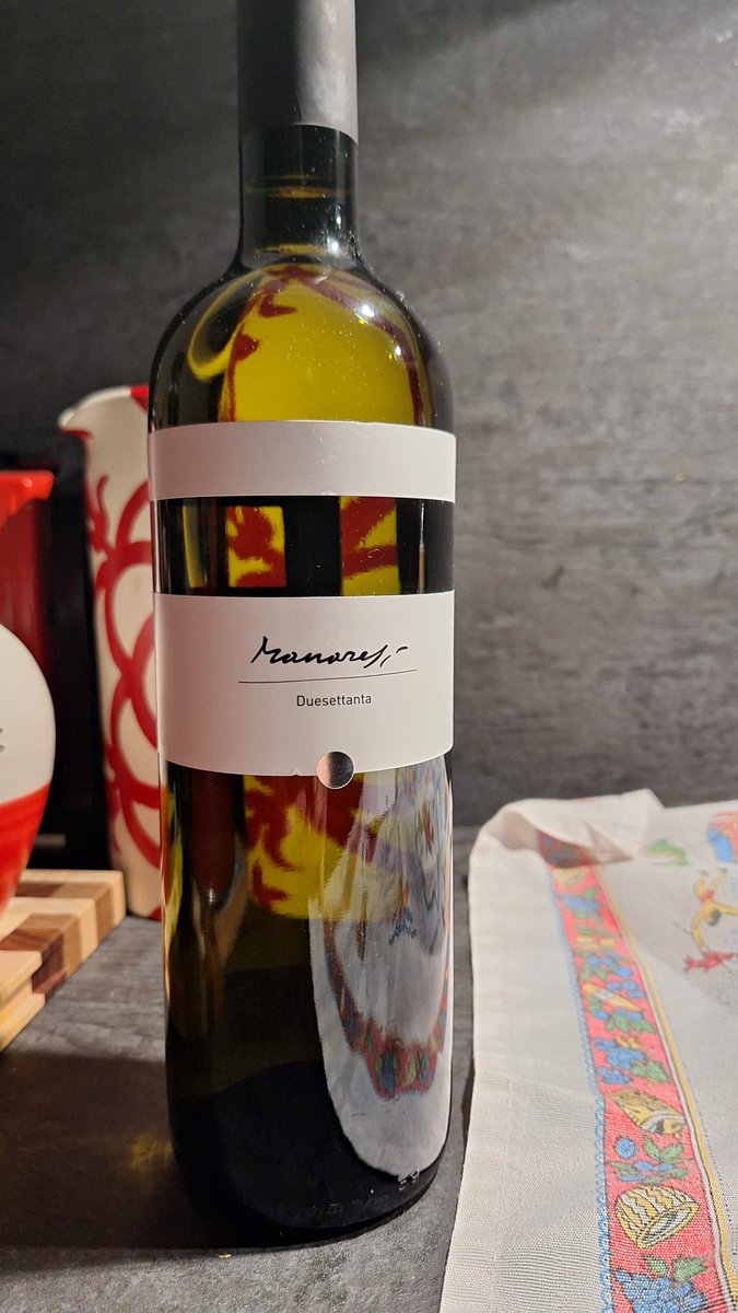 Nella notte del diluvio, tra mille disagi, strade chiuse, allagate e incognite, accompagno a casa dall’aeroporto una famiglia che abita proprio dietro casa mia.
-Nel passare davanti al mio portone rallento perché mi sembra di vedere la mia Billi🐈‍⬛ scesa dalle scale per guardare i