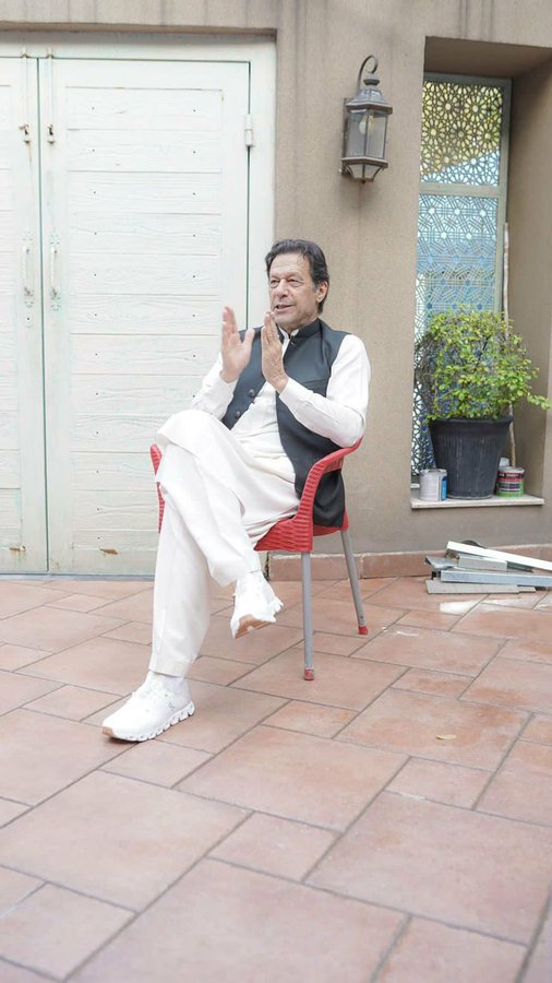 Muhammad5Bashir's tweet photo. "عمران خان کے بغیر ترقی کا خواب محض فریب ہے۔
تمام پاکستانی “حمودالرحمان کمیشن رپورٹ” لازمی پڑھیں - عمران خان
#خان_کا_قصور_عشق_رسول #گولی_کیوں_چلائی  #قوم_کی_روح_عمران_خان  
https://t.co/HGxBOulnaJ
https://t.co/rB30ujRC3y
https://t.co/9onVvXYo94"