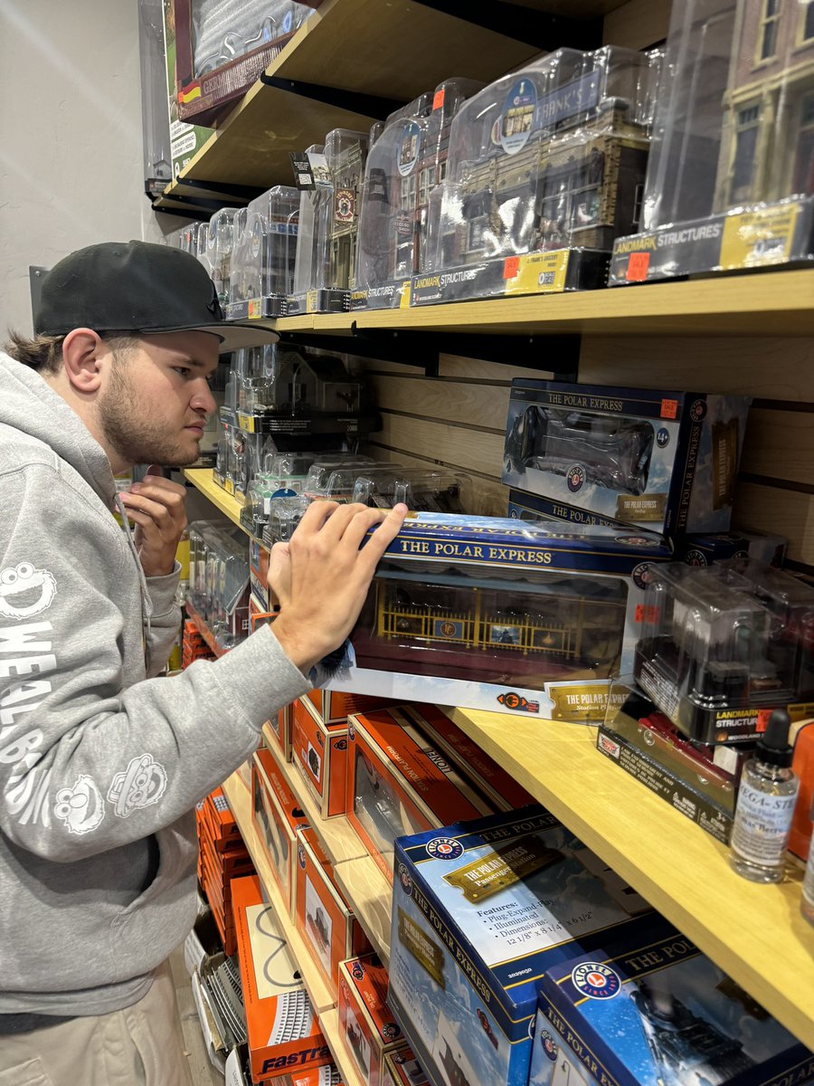 TrueBlueBYU1984's tweet image. Mason has always loved trains 🚂 but especially The Polar Express 🎅 (he plays Christmas music and movies all year round, so you can understand my excitement to start playing it for real on Nov 1st 😂) #AutismFun 🧩