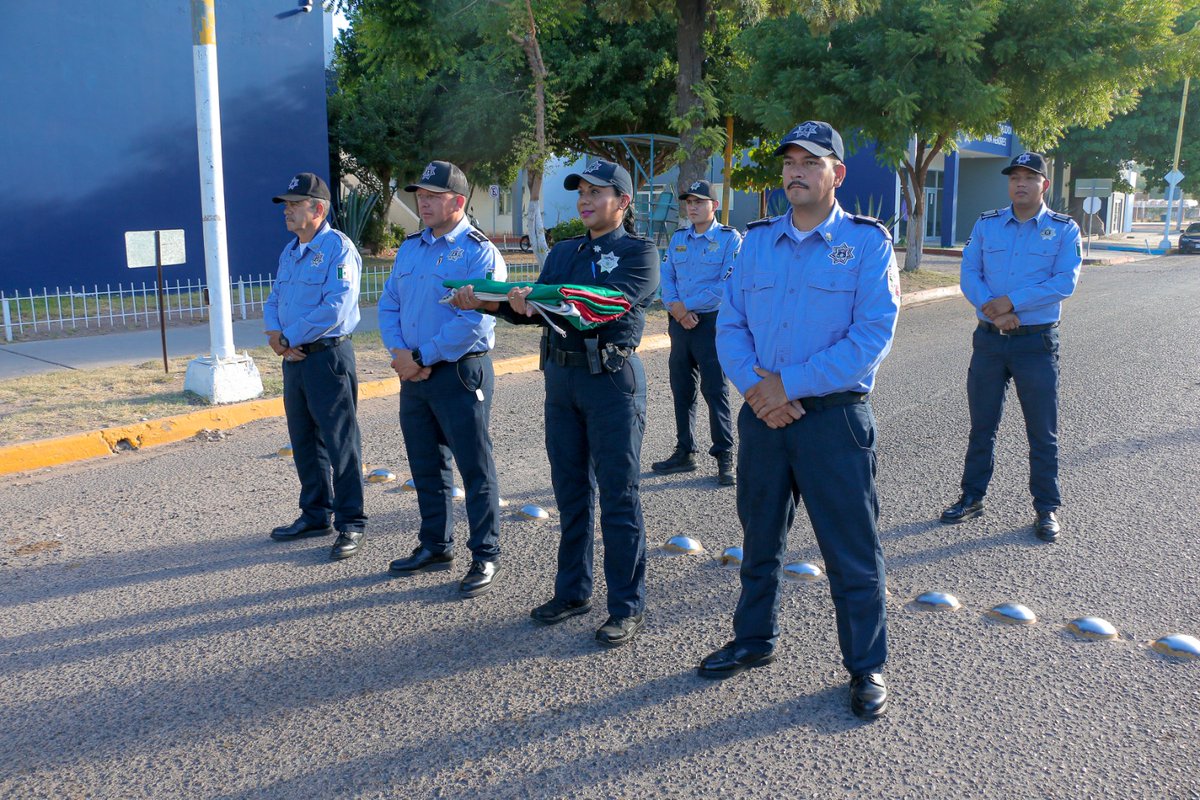 La Policía Municipal llevó a cabo el tradicional acto cívico, como cada lunes, en el edificio de SSPM.
Con estas acciones enaltecemos el respeto hacia el lábaro patrio, así como los valores de disciplina, honor y lealtad de nuestra corporación.
#SeguimosAvanzando #SSPM