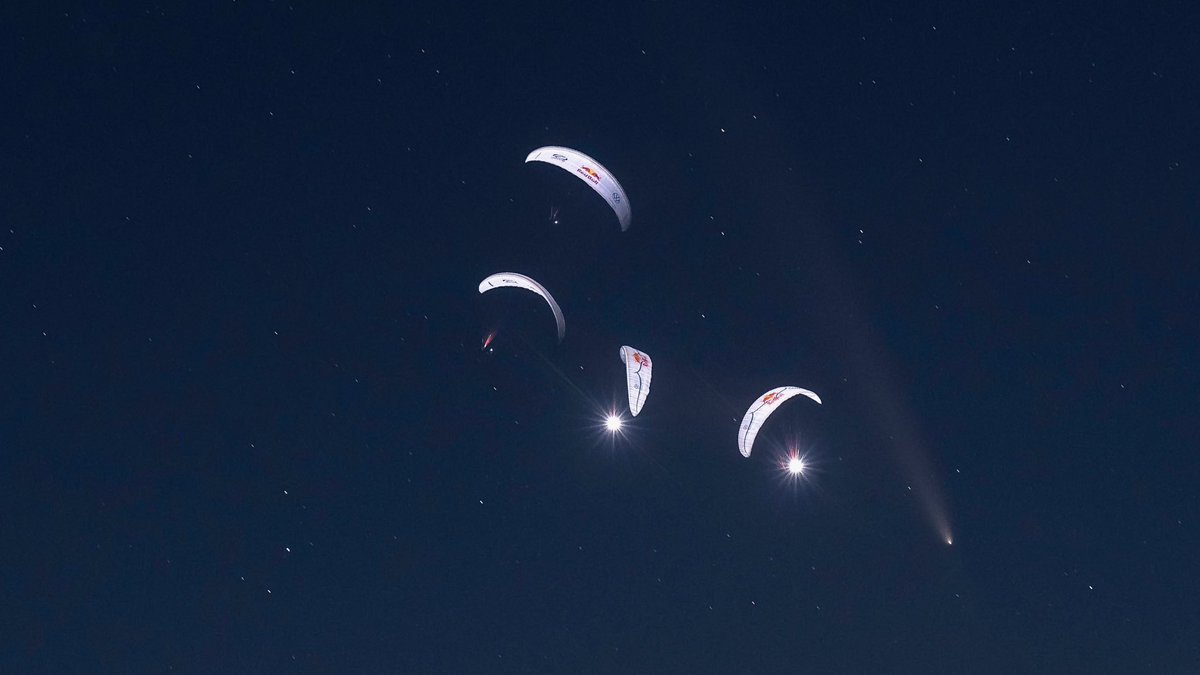 Comet Tsuchinshan–ATLAS 🌌🪂