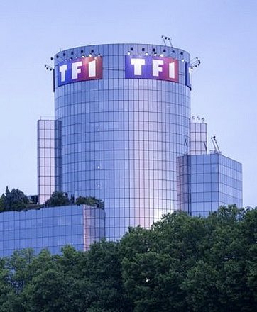 CerfiaFR's tweet photo. 🚨🇫🇷 FLASH | "Je n’ai cessé de lui répéter que je ne voulais pas et de le supplier de mettre au moins un préservatif." Alors que #TF1 a toujours déclaré n’être au courant de rien concernant leur ex-présentateur vedette du 20 heures, Patrick Poivre d’Arvor (accusé par plus de 20 femmes de viol, d’agression ou de harcèlement sexuels), Le Monde révèle qu’une première plainte a été déposée contre lui le 16 juin 2005. Une jeune femme de 29 ans a accusé PPDA de l’avoir violée sans préservatif alors qu’elle était venue assister au journal de 20h, après avoir été invitée par le présentateur dans son bureau au siège de TF1 le 14 mars 2005, suite à l’envoi d’une lettre concernant son combat contre l’anorexie. Cette plainte a été classée sans suite pour manque de preuves. À l’époque, les enquêteurs de police s’étaient même rendus dans les locaux de TF1 pour perquisitionner le bureau du roi des JT, qui rassemblait plusieurs millions de téléspectateurs. TF1 et sa maison mère, Bouygues, assurent tomber des nues et déclarent n’avoir jamais été informés de cette plainte.