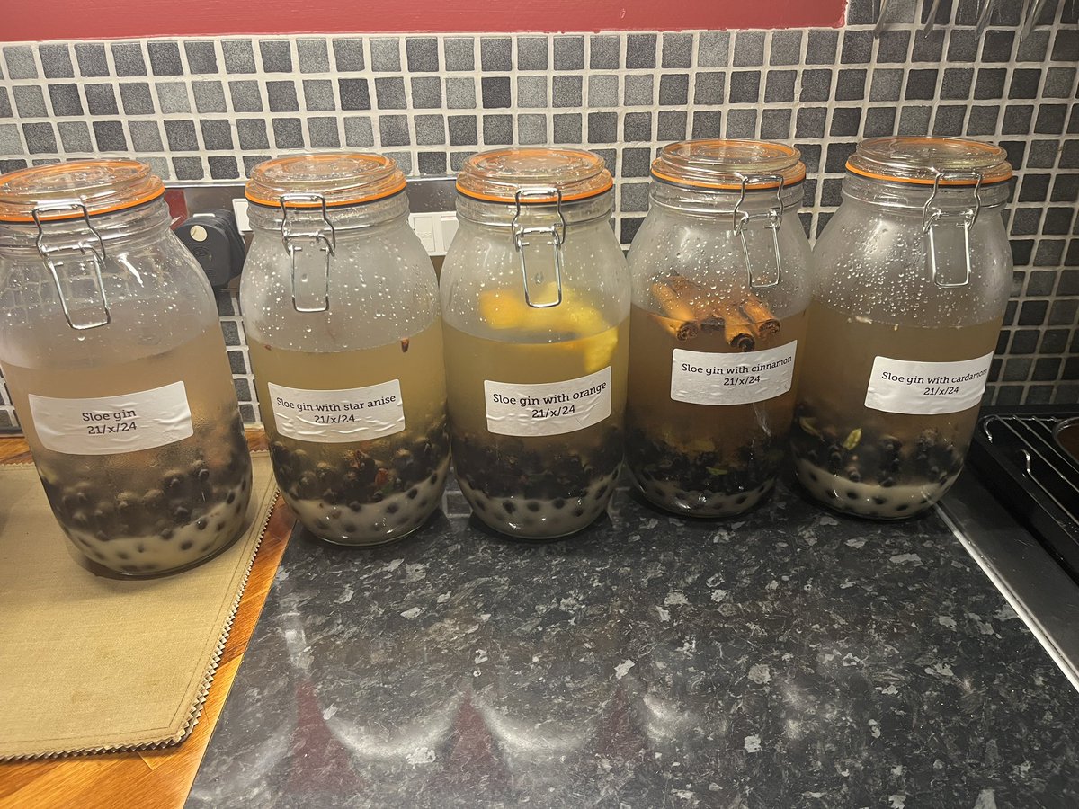 glassandgarden's tweet photo. Now the hardest part.
Waiting. #sloegin #sloe #sloes #forraging #forragingforfood #hedgerow #hedgerowharvest #hedgerowforaging https://t.co/oIeiaKlOWK