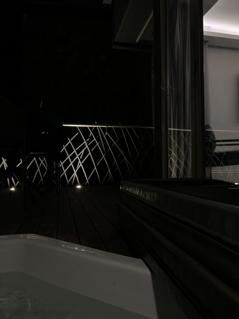 Edene121's tweet image. Feeling tempted to get lost in the moment in this jacuzzi.” Who wants to finish me ? 🥱