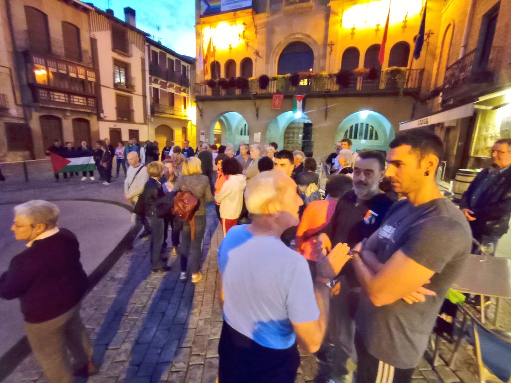 Un centenar de personas se ha concentrado frente al Ayuntamiento de #Olite #Erriberri para denunciar la agresión israelí en Gaza y Líbano con el lema  ¡Stop al genocidio palestino!