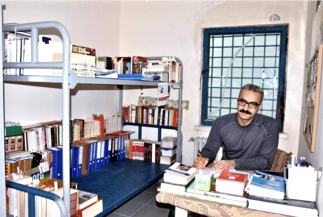 oktayyildirim__'s tweet photo. 7 yıl geçirdim o parmaklıkların arkasında. 
Dağda da okurdum, orada da okudum. 
Dağda da savaşırdım, orada da savaştım. 
Dağda da korkmazdım, orada da korkmadım.
Gerekirse o dağa tekrar çıkmaktan da, o parmaklığın arkasına bir daha gitmekten de korkmam.
Benim için önemli olan hangi itin nerede geberdiği değil. 
...
Binlerce Türk genci devşirilip zehirlenerek kendi milletine düşman edildikten sonra, geberse ne olur gebermese ne olur...
Türk ordusunun en mahrem planları düşman eline geçip, birlikleri dağıtıldıktan, komutanları hapsedildikten ve tarihinin en ağır itibar kaybına uğradıktan sonra, geberse ne olur gebermese ne olur...
Türk devletinin, adliyesi güvenilirliğini, mülkiyesi itibarını, hariciyesi birikimini, tıbbiyesi Hikmet'lerini kaybettikten sonra, geberse ne olur gebermese ne olur...
İnsanlar bir kuduz itin ölmesine sevinmezler, hele ondan kendilerini koruyamamışlarsa, o kuduz it mikrobunu sağa sola bulaştırmışsa hiç sevinemezler.
Ne yazık ki, ben de sevinemiyorum. 
Sadece o kuduz itin mikrobunu her tarafa bulaştırmasını, bu memleketin öz evlatlarına saldırmasını, makam kaybetme korkusuyla sessizce izleyen, terfi almak için işini kolaylaştıran, iktidar uğruna onunla ortak olan kim varsa hepsine o kuduz itten daha öfkeliyim.
Çünkü o sadece bir kuduz it idi, diğerleri ise bir kuduz ite itlik edenlerdi.