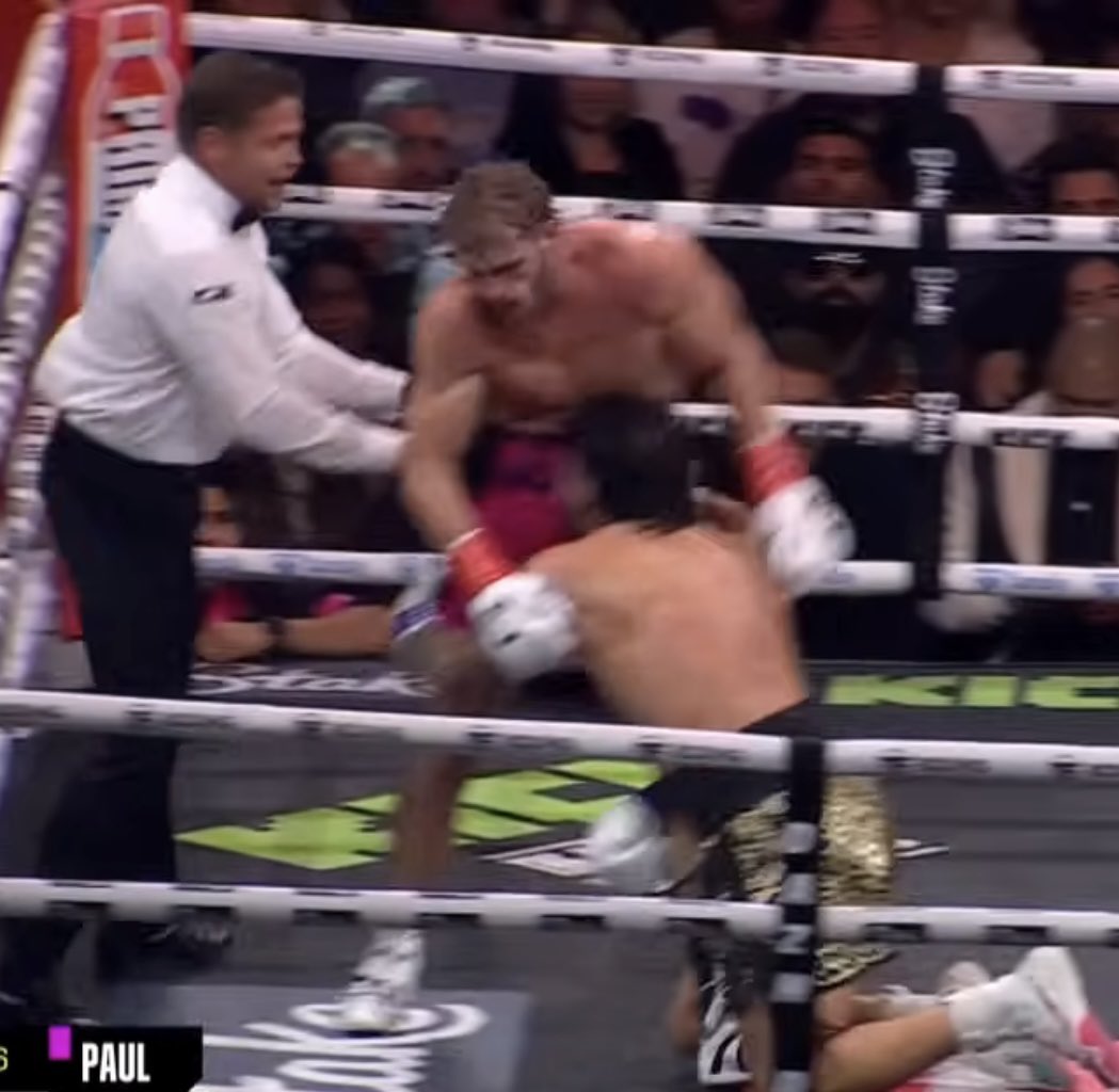 Swagymicswager's tweet photo. Throwback to when Dillon Danis gave Logan Paul that gawk gawk gawk 5,000 https://t.co/nMtwpq45hj