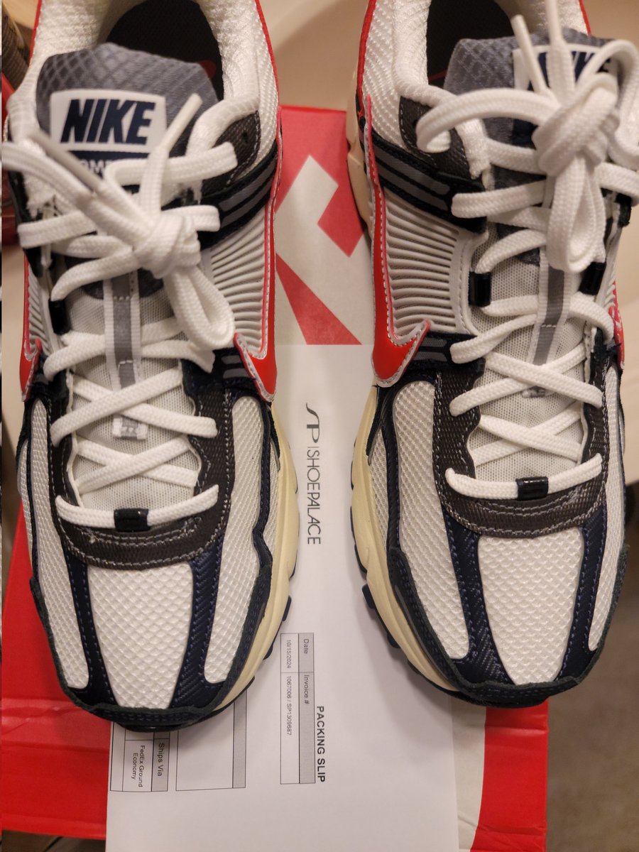 rtjimbo's tweet photo. @ShoePalace Hey @ShoePalace outer box was not damaged at all upon delivery But the actual shoe box was damaged. I love my @Nike vomeros and have a few in my collection but I know they are not supposed to look like this out of the box! Shipping QC could be better. https://t.co/kRx5T3ofDI