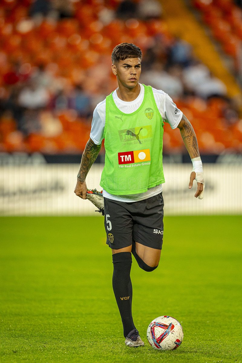 valenciacf's tweet photo. Preparados para el #ValenciaLasPalmas 🦇🟡

#ADNVCF https://t.co/kLiBBLpLVp