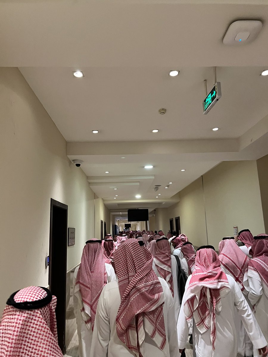 kn1rg's tweet photo. #الجامعة_السعودية_الالكترونية  ما ادري حنى داخلين قاعات اختبارات ولا عشاء عرس على سوء هالتنظيم https://t.co/kWT7KdKvRH