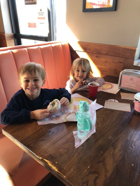 OrlandPkLibrary's tweet image. On Saturday, the library hosted Sprinkle Saturdays at Stan’s Donuts! 🍩📚 We had an amazing time sharing stories and donut-themed coloring pages with the community. Check out these sweet moments from the event! #SprinkleSaturdays #LibraryFun #StansDonuts