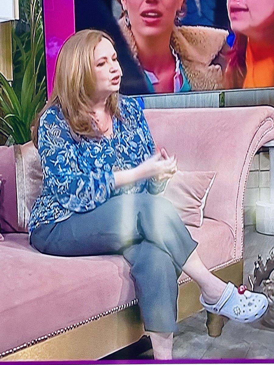 GOSSIPQUEEN76's tweet image. Lo mal que se viste #AndreaDelBoca Dios mio….mira que tuvo capitulos de #BakeOff para lookearse 🙄 y lo peor de todo es que SIEMPRE usa crocs se dieron cuenta? Laa tiene de todos los colores 😱, se las vi tbn fucsias y lilas. Alguien que la quiera asesorar?