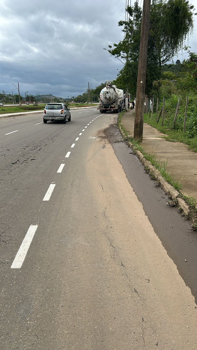 mestrefefante's tweet photo. @alexguedes100 @plantaojf @prefeiturajf Resolvido @plantaojf e @alexguedes100! O caminhão hidrojato sugador está no local. A empreiteira da obra da via também já foi acionada pra resolver de vez pra não dar problema no futuro https://t.co/Sh4zay30uN