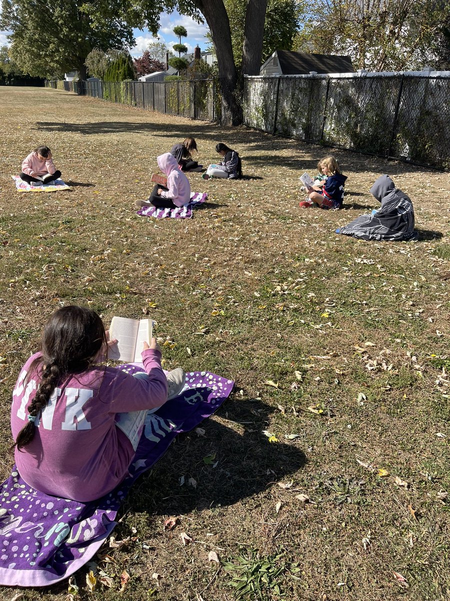 MrsSiebenChris's tweet photo. Enjoying some outdoor reading in the sunshine 📚 ☀️ @MDzSabatini @CBS_Bethpage #WeAreBethpage https://t.co/knnasJ7joP