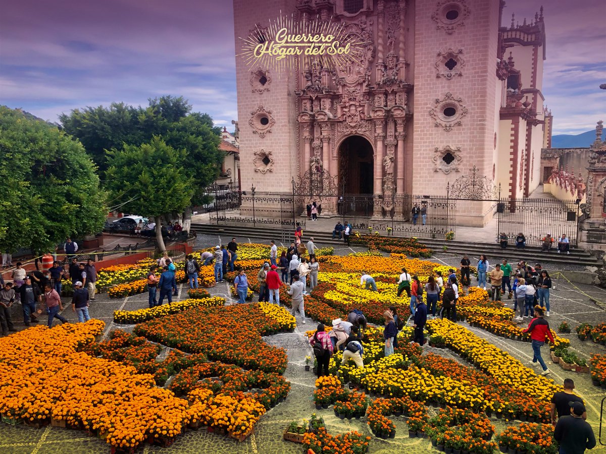 El legado y esfuerzo con el que las y los taxqueños cuidan su cultura y tradiciones, ha logrado posicionar este lugar mágico como un pueblo lleno de arte. Desde hoy, su zocalo, frente a la imponente Santa Prisca, comenzaron las labores para albergar el “Catrín Minero",