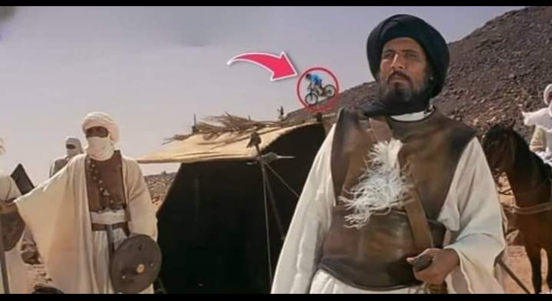 #يحيي_السنوار_شهيد
لقطة من فيلم الرسالة تظهر مراسلا من قناة العربية وهو ذاهب لإخبار قريش بخطة المسلمين..