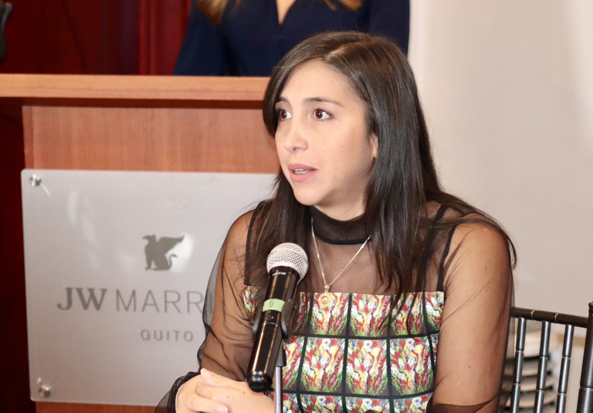 Hoy <a href="/AgendaCAF/">CAF</a>, la #OEI y <a href="/Educacion_Ec/">Ministerio de Educación, Deporte y Cultura</a> firmamos un convenio de cooperación para aportar a la transformación del sistema educativo de Ecuador 🇪🇨 , enfocado en la reinserción escolar, la revalorización docente 👩🏻‍🏫 y la creación de comunidades educativas seguras. 📚🤝