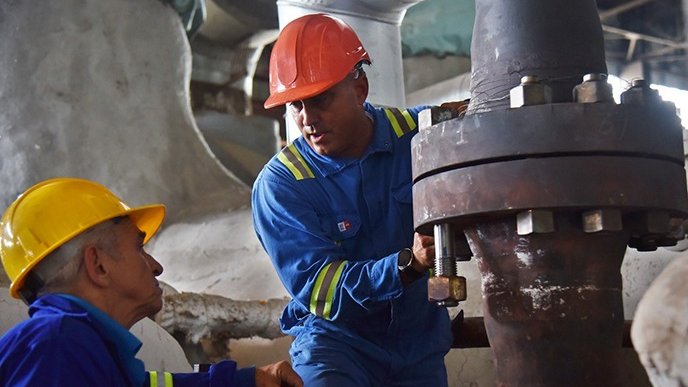 Nosotros dormimos con calor y con mosquitos. Ellos tienen calor, mosquitos, y no han dormido. iSon héroes! #Cuba #CDRCuba #UnidosXCuba