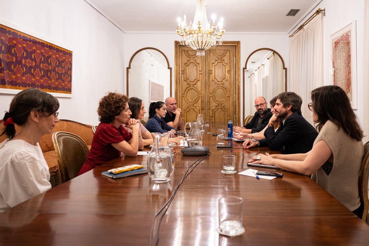 ernesturtasun's tweet photo. Ante el reto que supone la inteligencia artificial para la cultura, desde @culturagob buscamos garantizar los derechos de los y las trabajadoras del sector.

Con representantes de varias entidades, he podido conocer sus inquietudes y establecer vías de trabajo conjunto. https://t.co/5rObXp3GSj