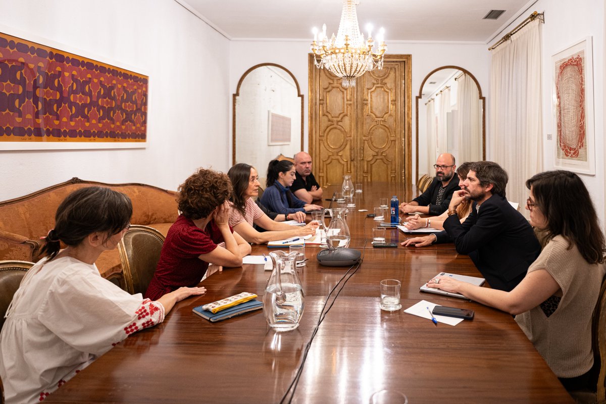 ernesturtasun's tweet photo. Ante el reto que supone la inteligencia artificial para la cultura, desde @culturagob buscamos garantizar los derechos de los y las trabajadoras del sector.

Con representantes de varias entidades, he podido conocer sus inquietudes y establecer vías de trabajo conjunto. https://t.co/5rObXp3GSj