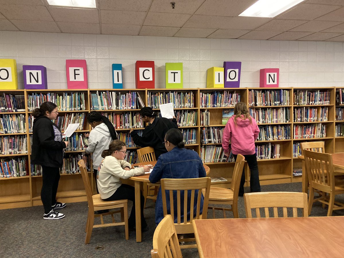 SmallwoodMedia's tweet photo. Our 6th grade ELA students are learning about the Dewey Decimal System and how to find books in our library! @SmallwoodMS https://t.co/t48RuD6Uze