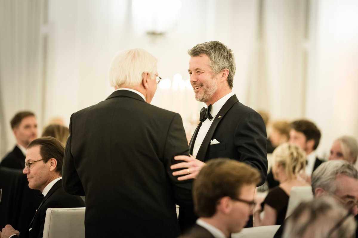 „Zusammen mehr erreichen: die Nordischen Botschaften haben diesen europäischen Gedanken längst zur Perfektion gebracht.“ Zum 25. Jubiläum der Nordischen Botschaften in Berlin würdigt BPr #Steinmeier die besonders enge Zusammenarbeit zwischen 🇩🇰 🇫🇮 🇮🇸 🇳🇴 🇸🇪 – und mit Deutschland.