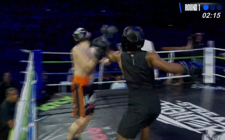 porqueTcol's tweet photo. "Camilo Sánchez"
Es tendencia tras pelear y aguantar los 3 rounds🥊en el #STF3 Vs. #jhdelacruz, quien se vio superior en el ring. https://t.co/2Z7qVS9Pya