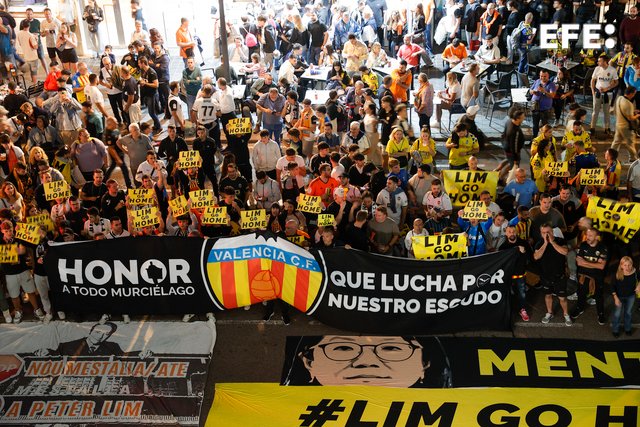 📸 Aficionados del Valencia se manifiestan contra el propietario del club, el singapurense Peter Lim, convocados por el colectivo Libertad VCF bajo el lema 'Dani somos todos', en apoyo al valencianista que fue retenido en Singapur tras protestar allí contra Lim

EFE / <a href="/ManuBruque/">Manuel Bruque</a>