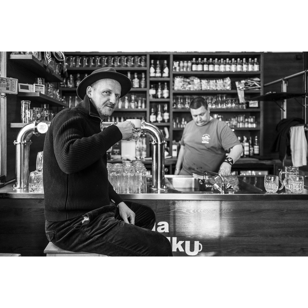 Herec Jan Hájek v hospodě Na Schůdku. Jeho profil do novýho <a href="/RESPEKT_CZ/">Týdeník Respekt</a> napsal <a href="/jhvitvar/">Jan H. Vitvar</a>. respekt.cz/tydenik/2024/4…