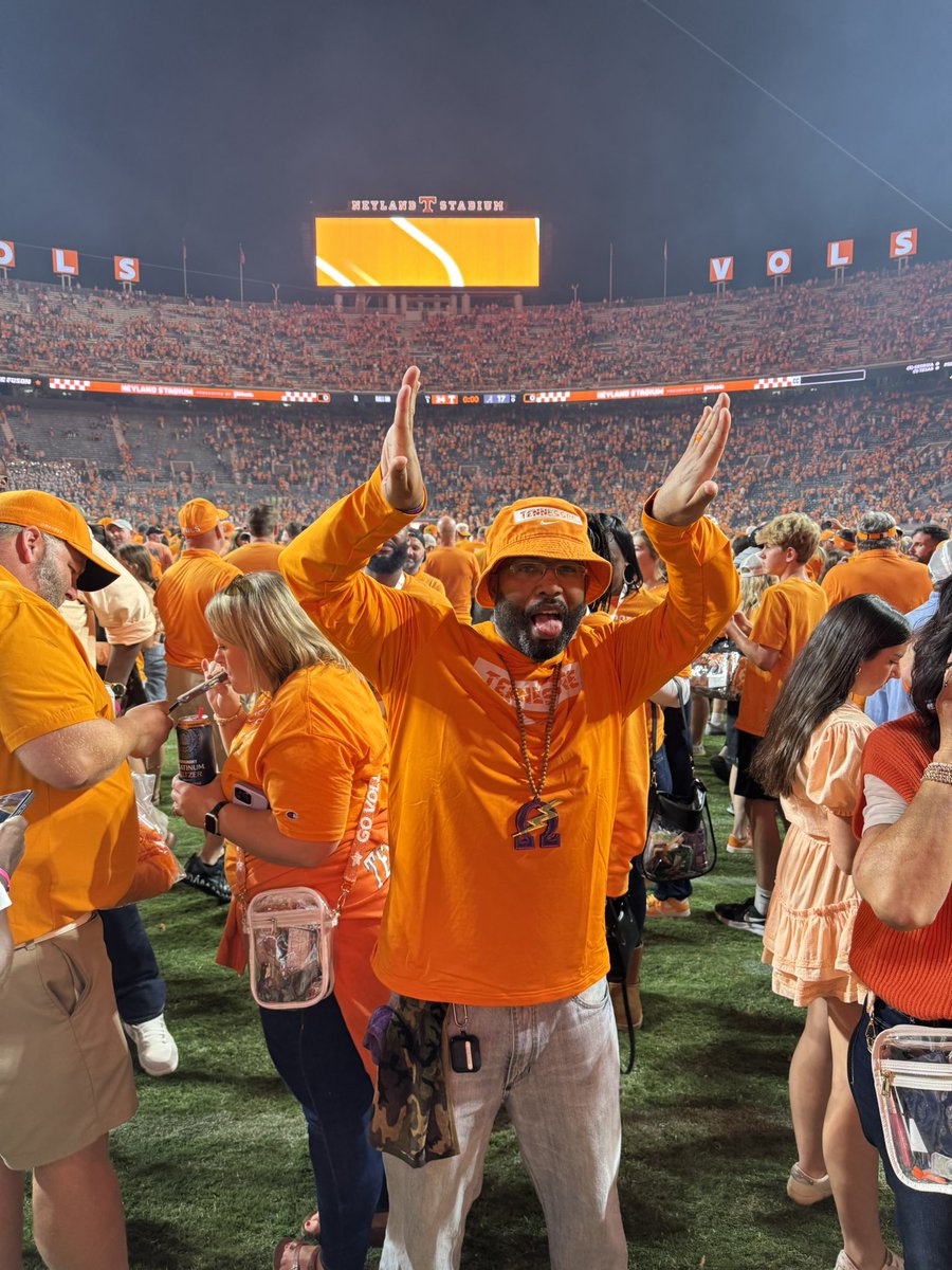 GrnEyedBanditTN's tweet photo. A Rocky Top Saturday Night! #NeylandStadium #TheThirdSaturdayInOctober #VFL #ฮฉฮจฮฆ https://t.co/iqXk5wgw5L