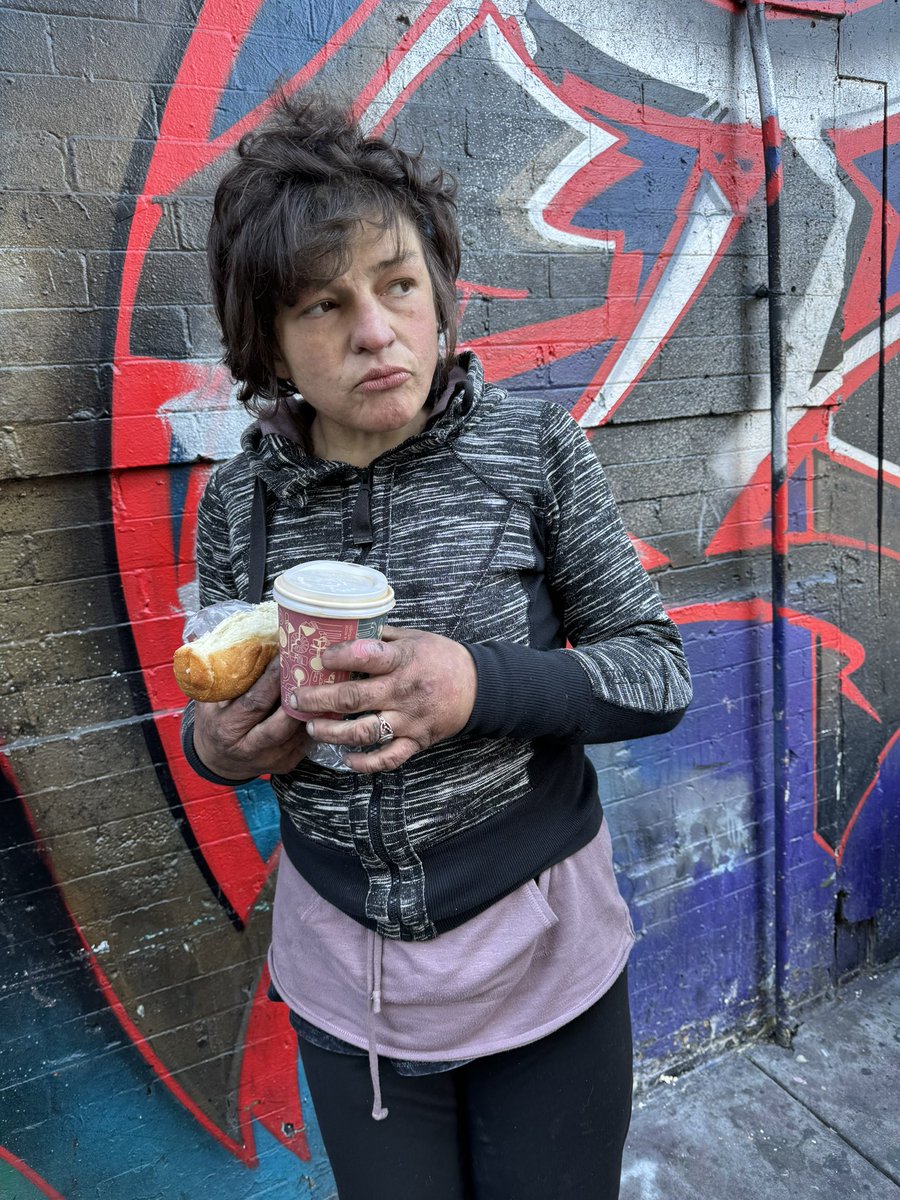 bettersoma's tweet photo. The people. Jessica. Her leg has new sores. It stinks. https://t.co/zpbTZiGGc9