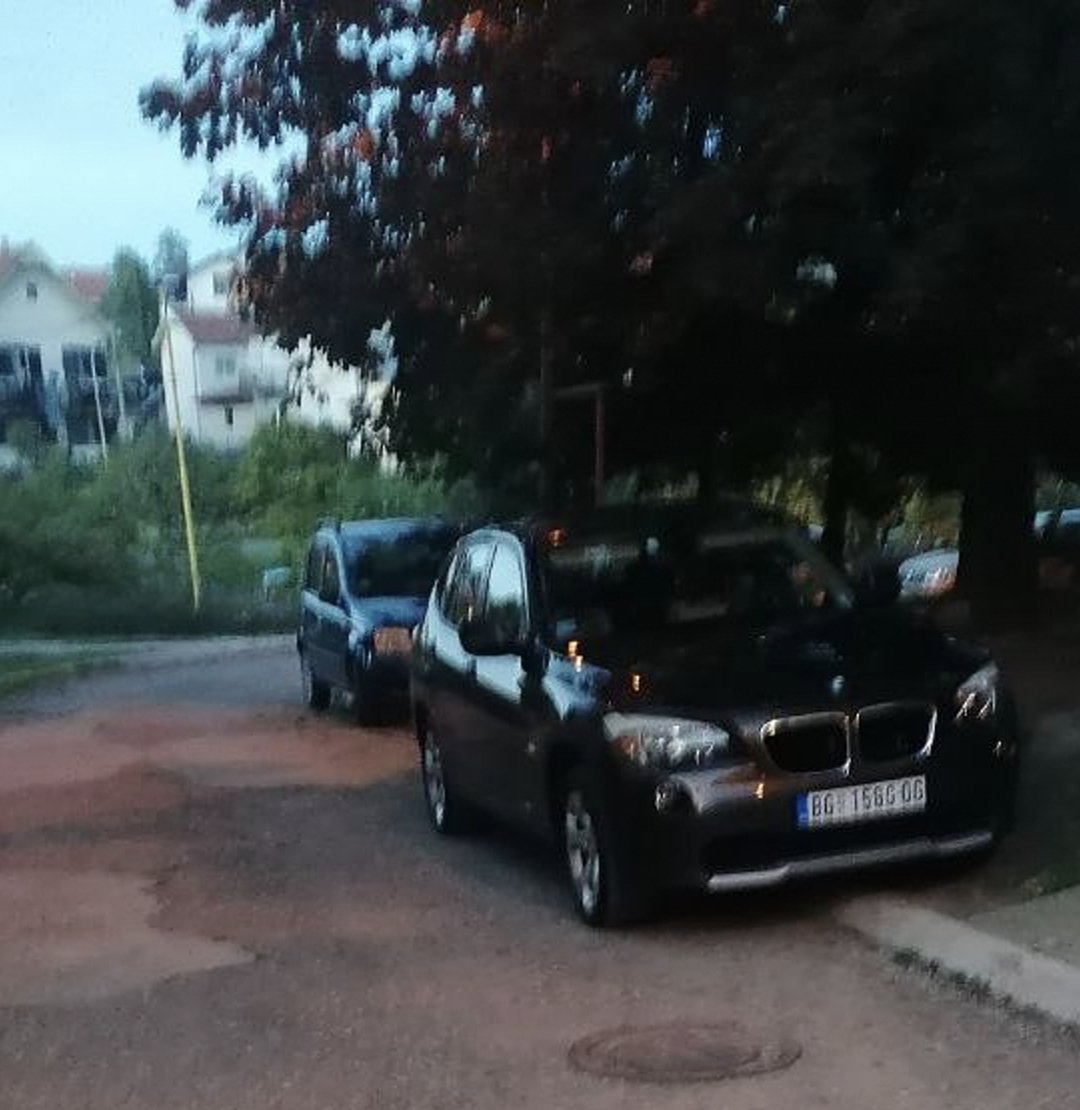 LazarevacWatch's tweet photo. @prijavi_problem Lazarevac, Veljka Vlahovića br.34 na požarnom putu između zgrada i na zelenoj površini parkirana vozila. https://t.co/Q18c0hN1pS