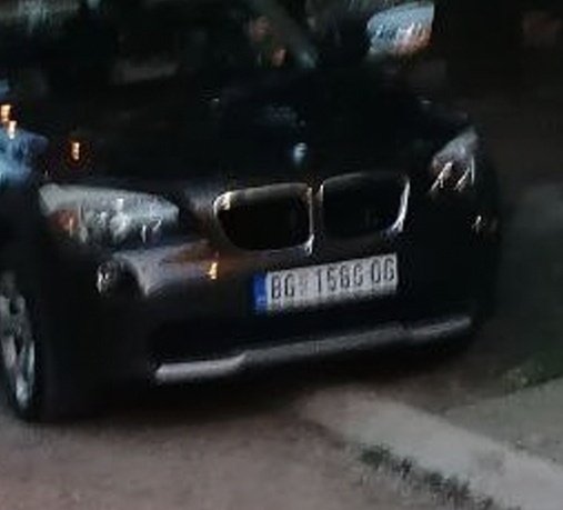 LazarevacWatch's tweet photo. @prijavi_problem Lazarevac, Veljka Vlahovića br.34 na požarnom putu između zgrada i na zelenoj površini parkirana vozila. https://t.co/Q18c0hN1pS