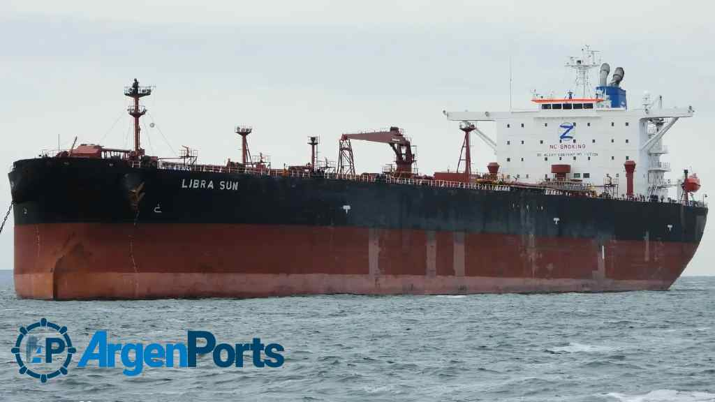 ArgenPorts's tweet photo. Dos grandes exportaciones de crudo, en dos grandes buques, por puerto Rosales https://t.co/KoHGXL7BN3 
@PtoRosales @rodrigo_arist https://t.co/VeVkowzVFZ