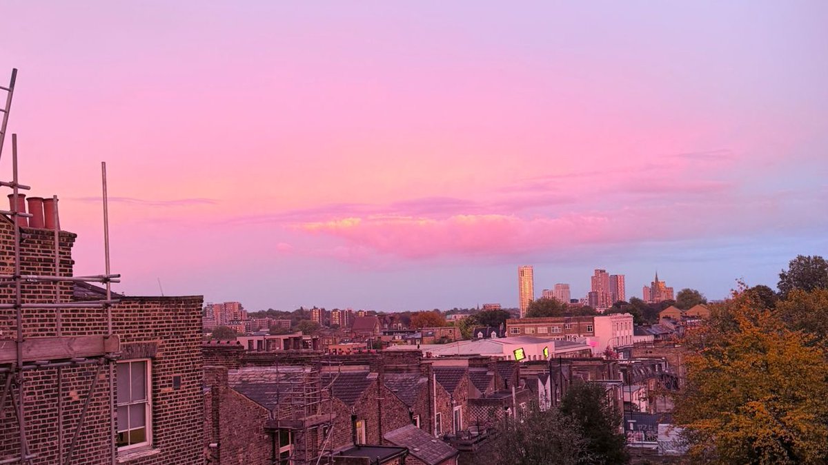 Zeddeee's tweet image. #LondonSunset Camera didn't quite catch it all!