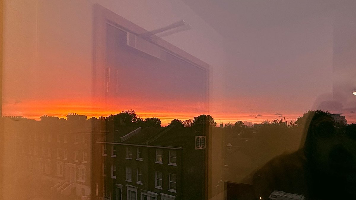 Zeddeee's tweet image. #LondonSunset Camera didn't quite catch it all!