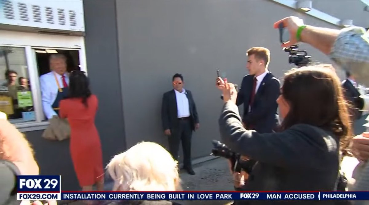 불길한 예감..이둘이 만날것 같은. 왜 이렇게 비슷하지?

1. 맥도날드에서 감자 10초 튀겨본 트럼프
2. 김치찌개와 계란말이 만든 윤석열 
3. 프렌치프라이 준다는데 계속 질문 던지는 미쿡 기자들