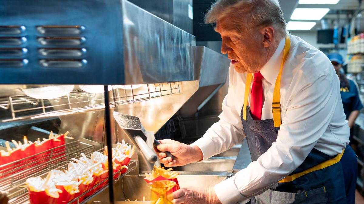 welt's tweet image. Trump am Burgergrill – „Man mag es, wenn Politiker etwas Albernes tun“ to.welt.de/jfyLklr