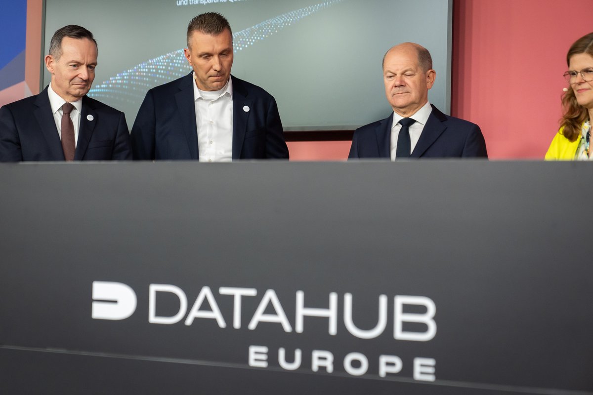 BMV's tweet image. Mit @Bundeskanzler schaute sich @Wissing u.a. unseren #DataHub Europe an. Dort werden #Daten aus 🇪🇺 für das Training von #LLM​s zur Verfügung gestellt, damit Firmen &amp;amp; Entwickler mit EU-Daten ihre Modelle trainieren &amp;amp; nicht auf kuratierte US-Daten angewiesen sind. #DigitalGipfel
