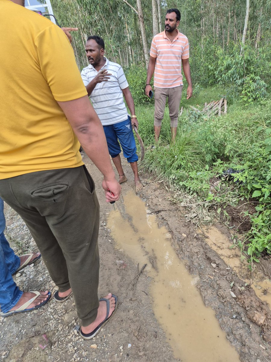 ronmania2009's tweet image. @BlrCityPolice @bellandurutrfps @blrcitytraffic @DCPEASTBCP @MALimbavali @DCPTrEastBCP  @east_bengaluru when we confronted them, see in his hand. These are goons. KA 40 B6197. Illegal hospital waste dumped. We are suffering for 2 months and now they threatening.