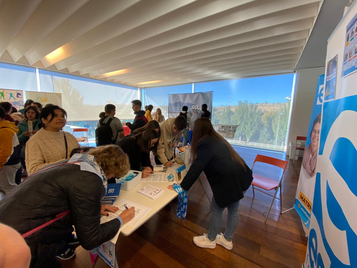 EslaCentros's tweet photo. Feria de empleo de Ávila 👋

📸 El viernes estuvimos en la Feria de Empleo y emprendimiento organizada por la Cámara de Comercio, Industria y Servicios de #Ávila en Lienzo Norte

😍 ¡Muchas gracias a todos los que estuvisteis en nuestro stand informándoos y consultándonos dudas! https://t.co/jEKPB0jMlH