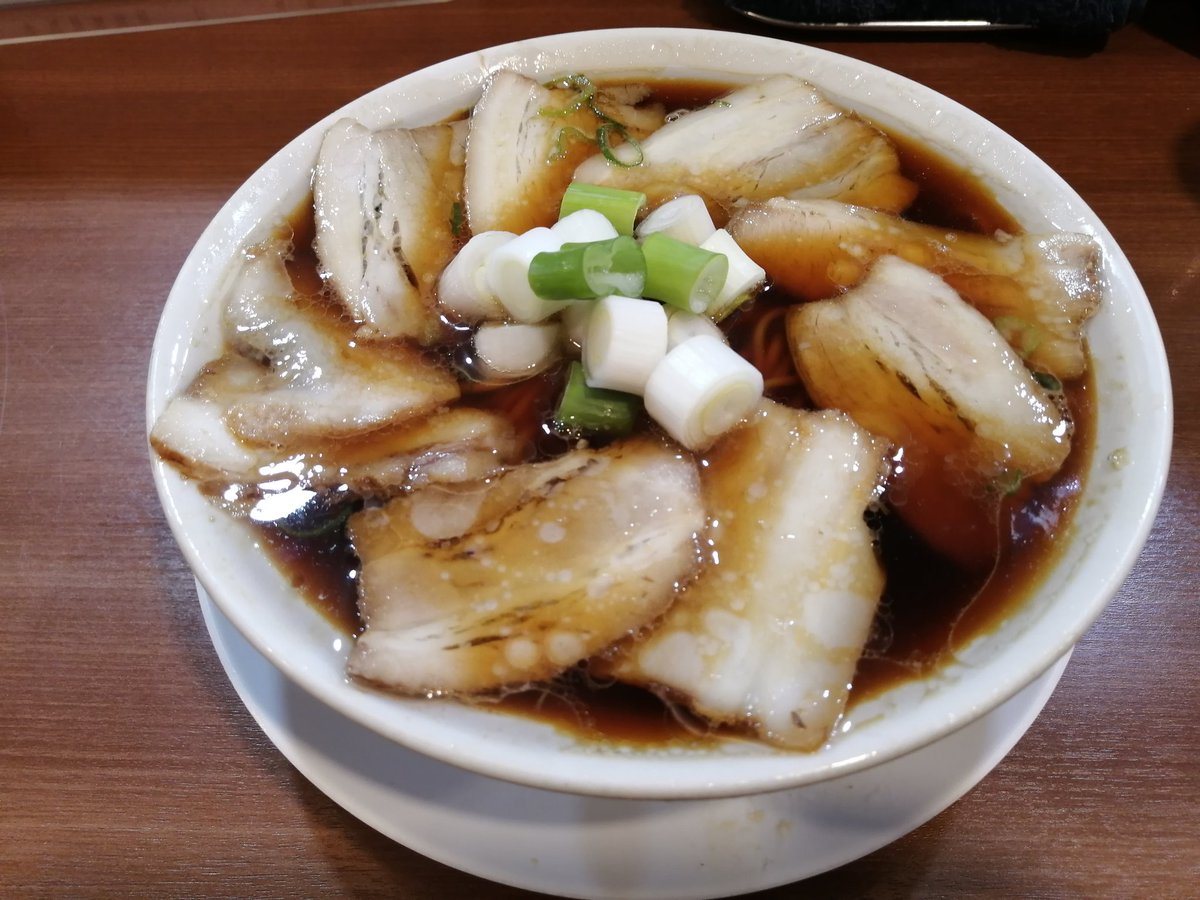 ラーメンは、醤油。
チャーシューもいっぱい！
このネギがまた美味しい。
やはり名古屋は、いい！