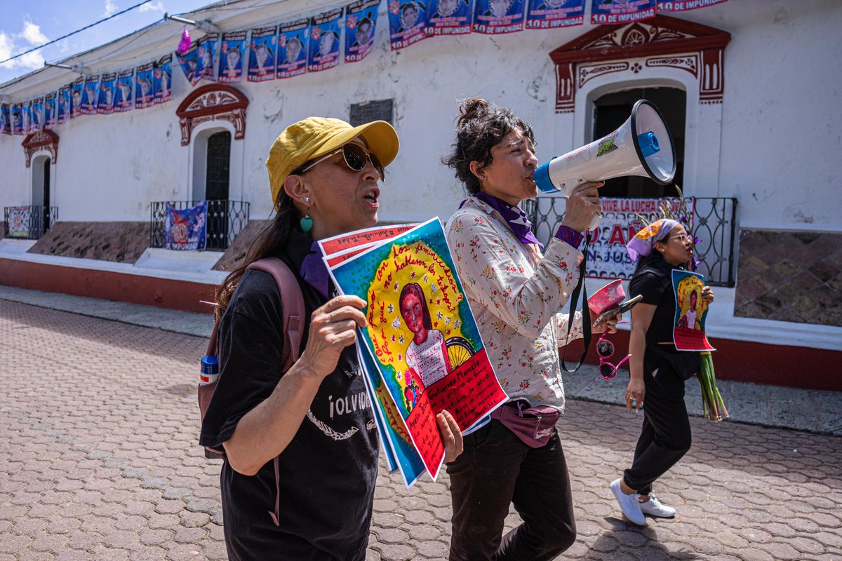 SuenaDignidad's tweet photo. A cuatro años del feminicidio de la pequeña Ayelin, su madre Flora Marcelo visita la tumba de su hija tras haber sido desplazada por amenazas. Su lucha es una de resistencia y valentía.

📝 https://t.co/2Jj3aSFMBK 

Cobertura por @la_elizabetdiaz https://t.co/osz1KBr6HC