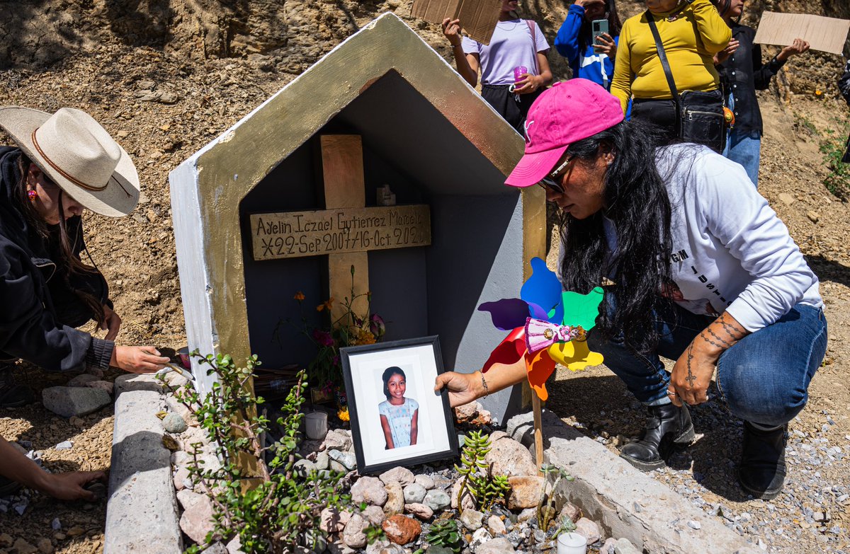 SuenaDignidad's tweet photo. A cuatro años del feminicidio de la pequeña Ayelin, su madre Flora Marcelo visita la tumba de su hija tras haber sido desplazada por amenazas. Su lucha es una de resistencia y valentía.

📝 https://t.co/2Jj3aSFMBK 

Cobertura por @la_elizabetdiaz https://t.co/osz1KBr6HC