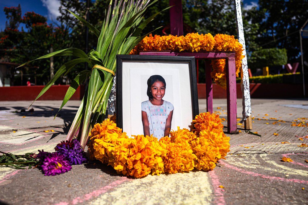 A cuatro años del feminicidio de la pequeña Ayelin, su madre Flora Marcelo visita la tumba de su hija tras haber sido desplazada por amenazas. Su lucha es una de resistencia y valentía.

📝 sueñadignidad.com/?p=1411 

Cobertura por <a href="/la_elizabetdiaz/">Elizabeth Díaz</a>