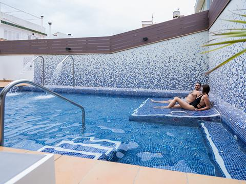 🌞 Solo zonvakantie naar Calella vanaf €607! 8 dagen ontspannen in Hotel Neptuno &amp; SPA, gelegen in het hart van de stad.

🏖️ Geniet van twee zwembaden, een wellnesscenter en een heerlijk ontbijt om je dag goed te beginnen. Het strand en het gezellige oude centrum zijn op