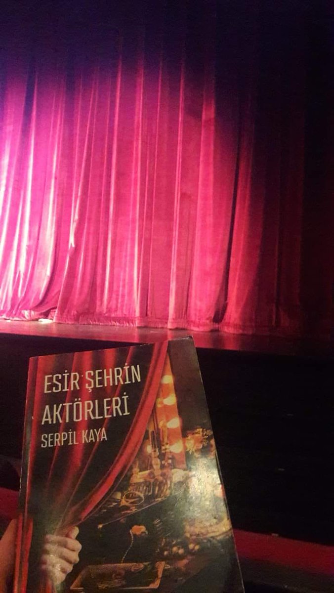 Serpil__Kaya's tweet photo. "Kalbim diyor ki bana;
Aşkı gece koyusu bir çift gözün içine sakladım.
Git ve al onu, kurtar o derin dehlizlerden.
Birlikte mavi bir gökyüzüne uzanalım,
Bildiğimiz tüm siyahları gökkuşağıyla boyayalım."
#SerpilKaya #EsirŞehrinAktörleri #FloraKitap #Tiyatro #Kitap #Theater #Book https://t.co/3bV9776R1F